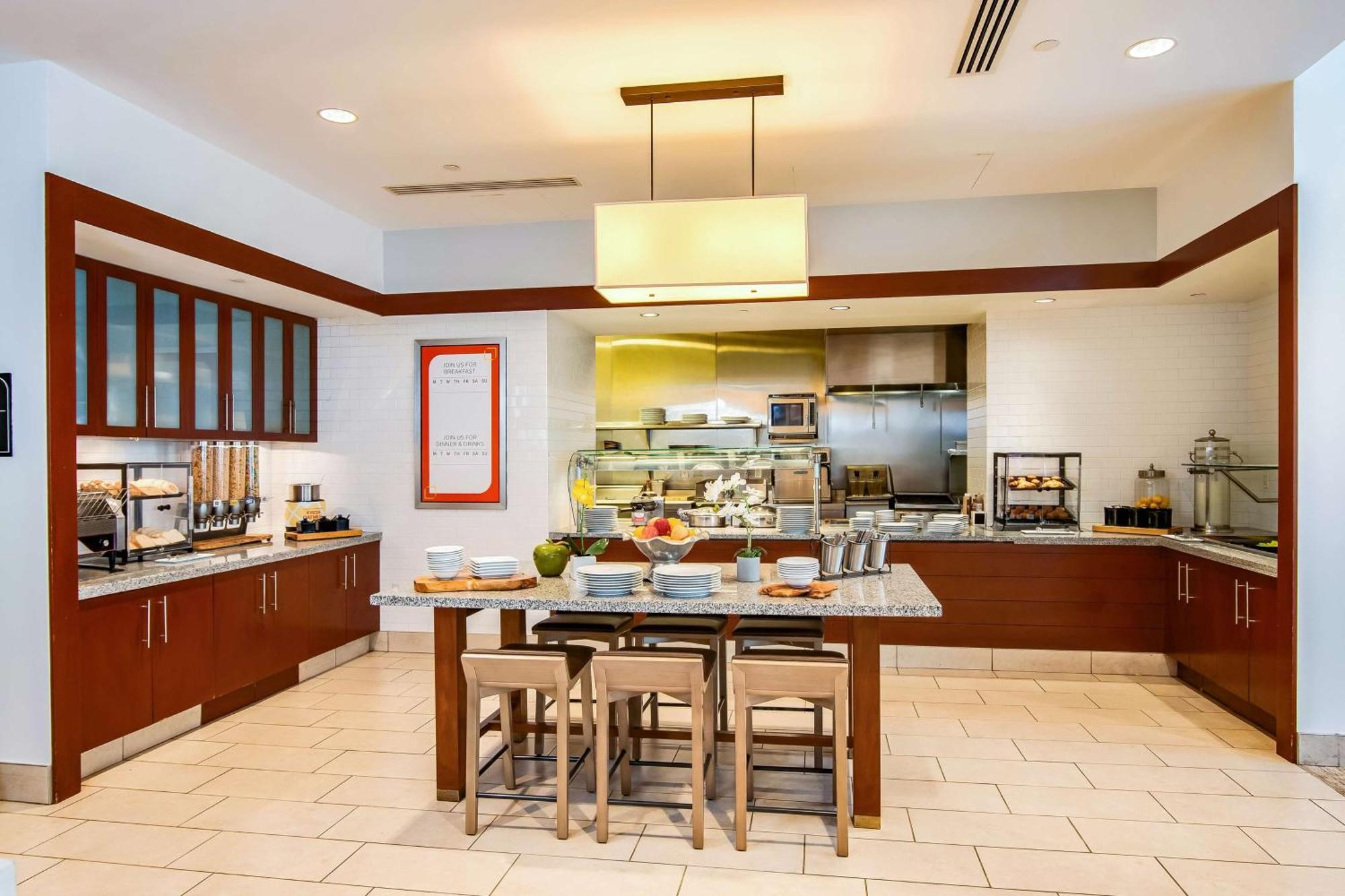 Hilton Garden Inn Alexandria Old Town National Harbor Екстер'єр фото