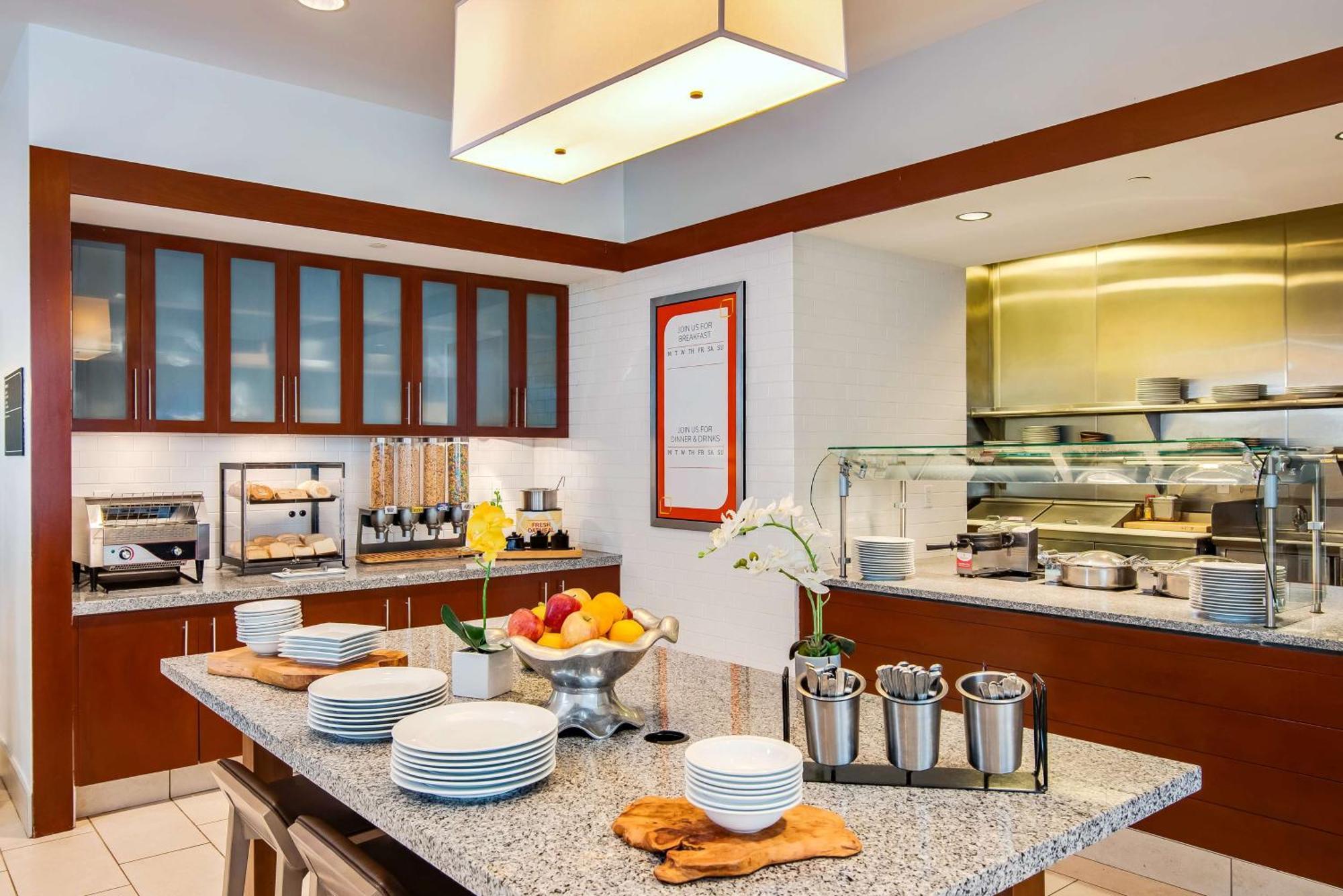 Hilton Garden Inn Alexandria Old Town National Harbor Екстер'єр фото